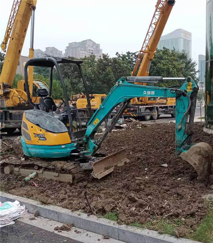 小挖機(jī)開挖管道(圖1) 小挖機(jī)開挖管道(圖1)